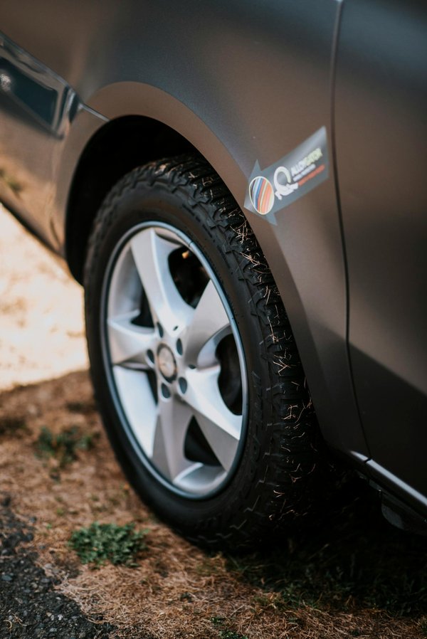 Réparation de pneu crevé à Versailles : conseils pratiques